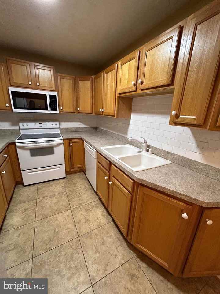 140 Lexington Ct - Photo 5 of 24