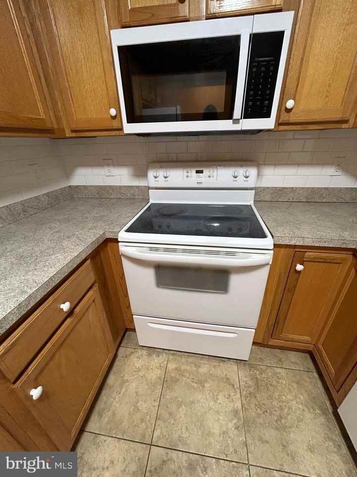 140 Lexington Ct - Photo 6 of 24