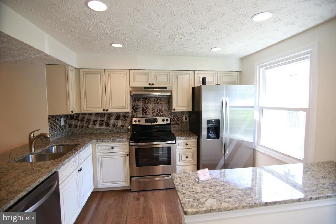 8070 Grandview Ct - Photo 5 of 24