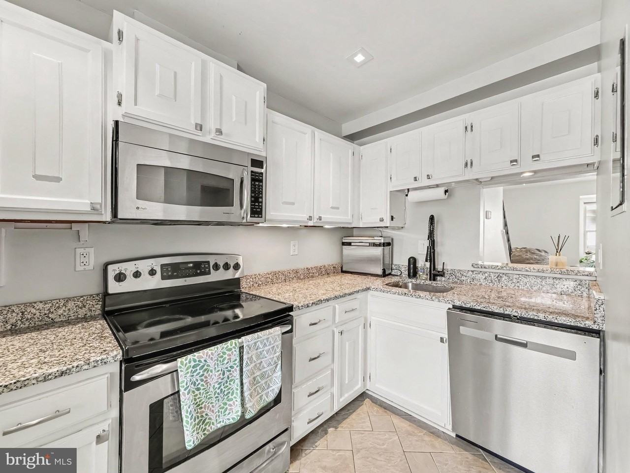 13849 Constitution Ct - Photo 4 of 20