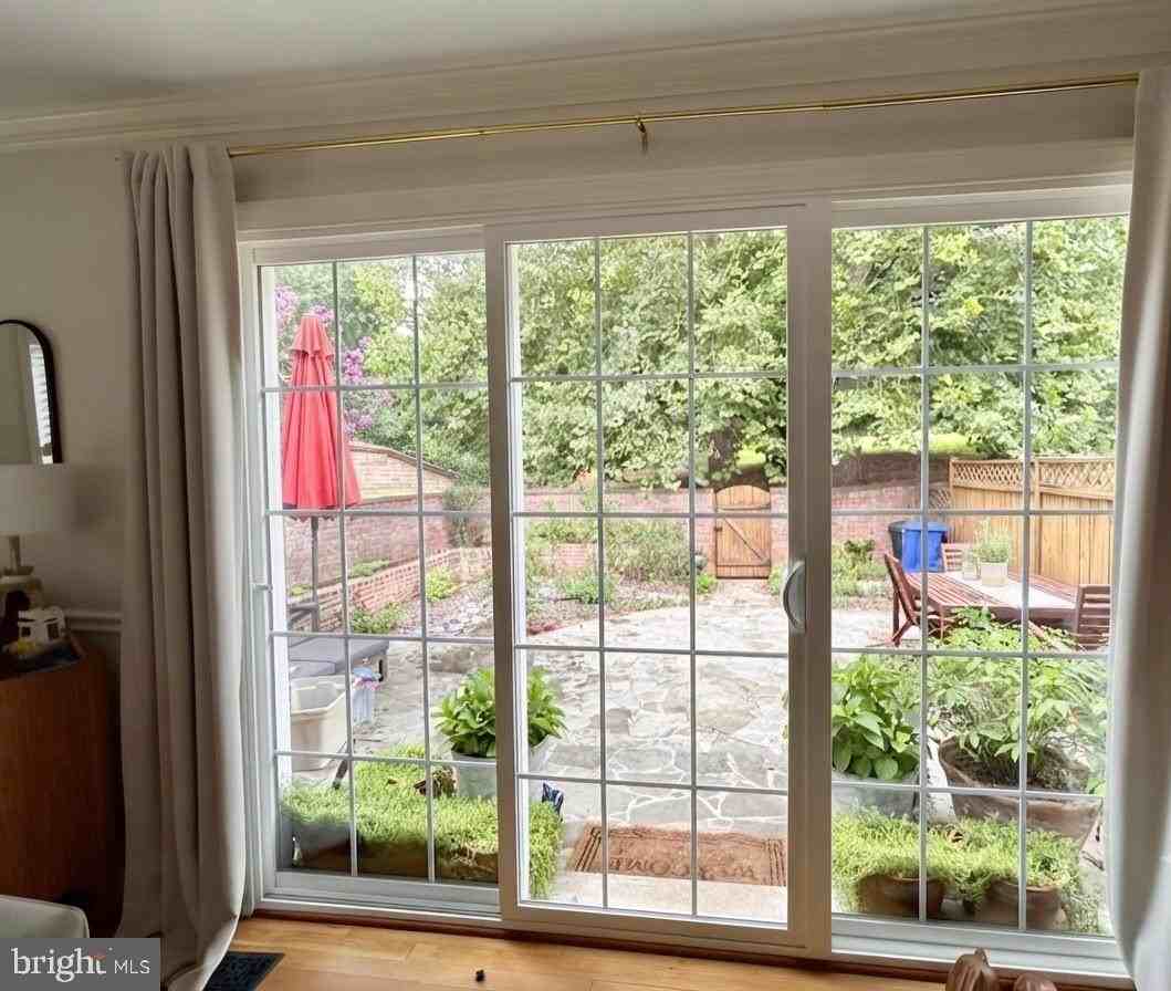 3130 Barnard Ct - Photo 4 of 24