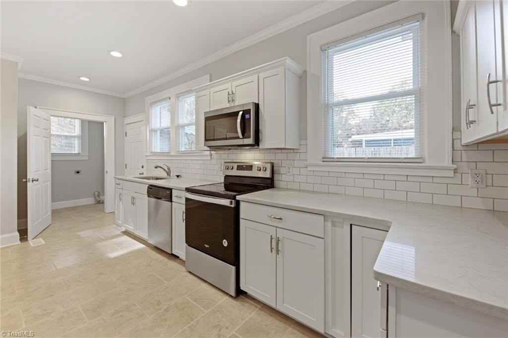 1015 S Hawthorne Rd - Photo 4 of 24
