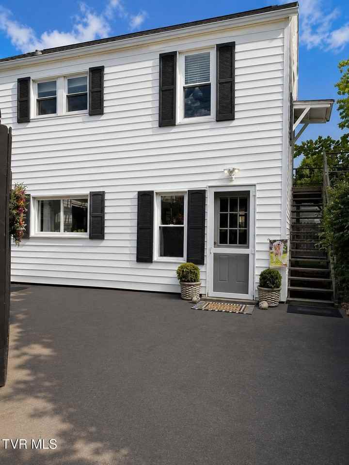 212 W F St #A