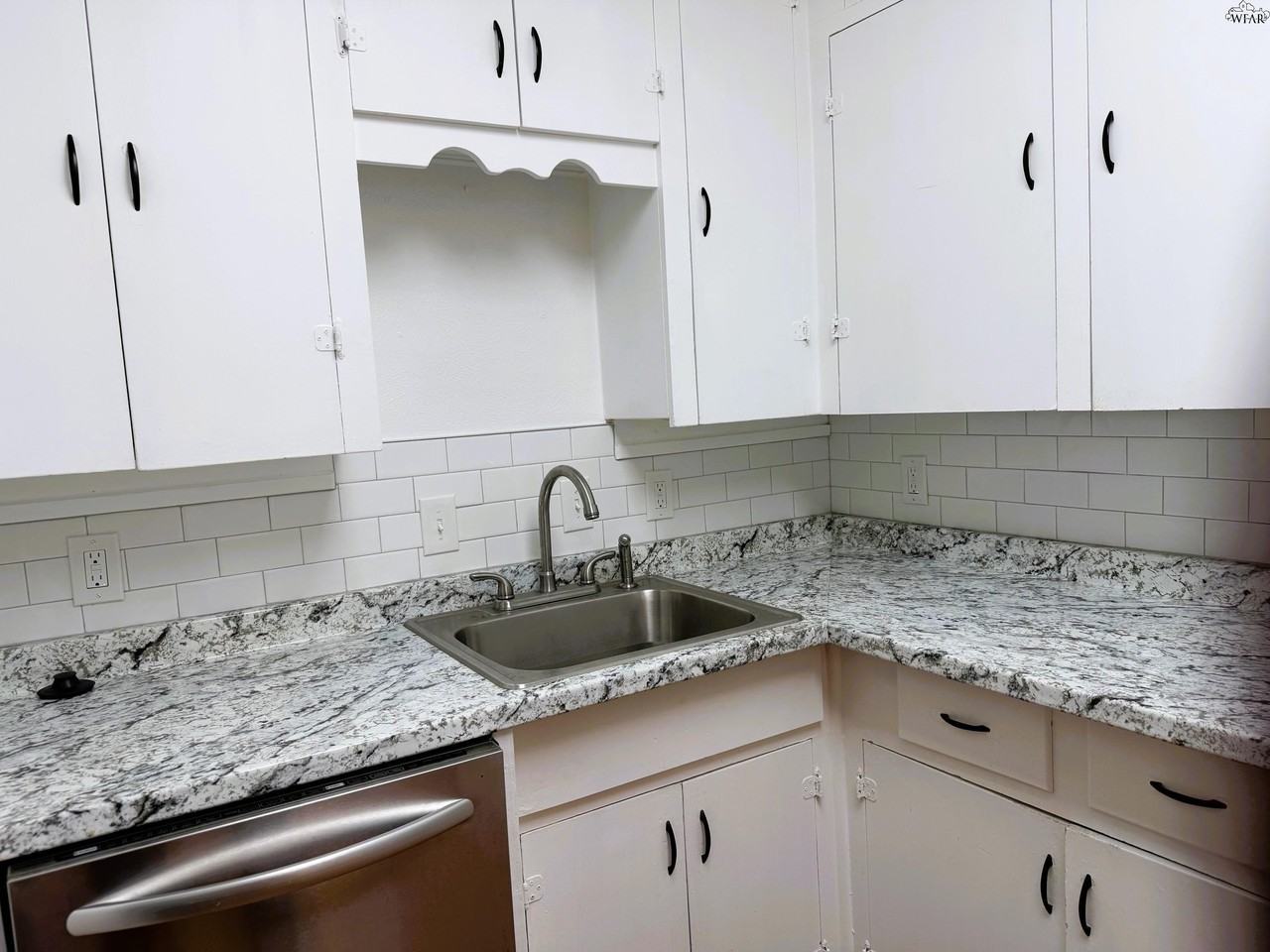 2951 Moffett Ave - Photo 6 of 23