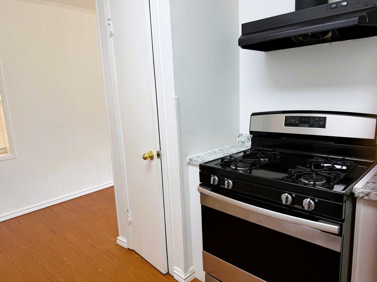 2951 Moffett Ave - Photo 7 of 23