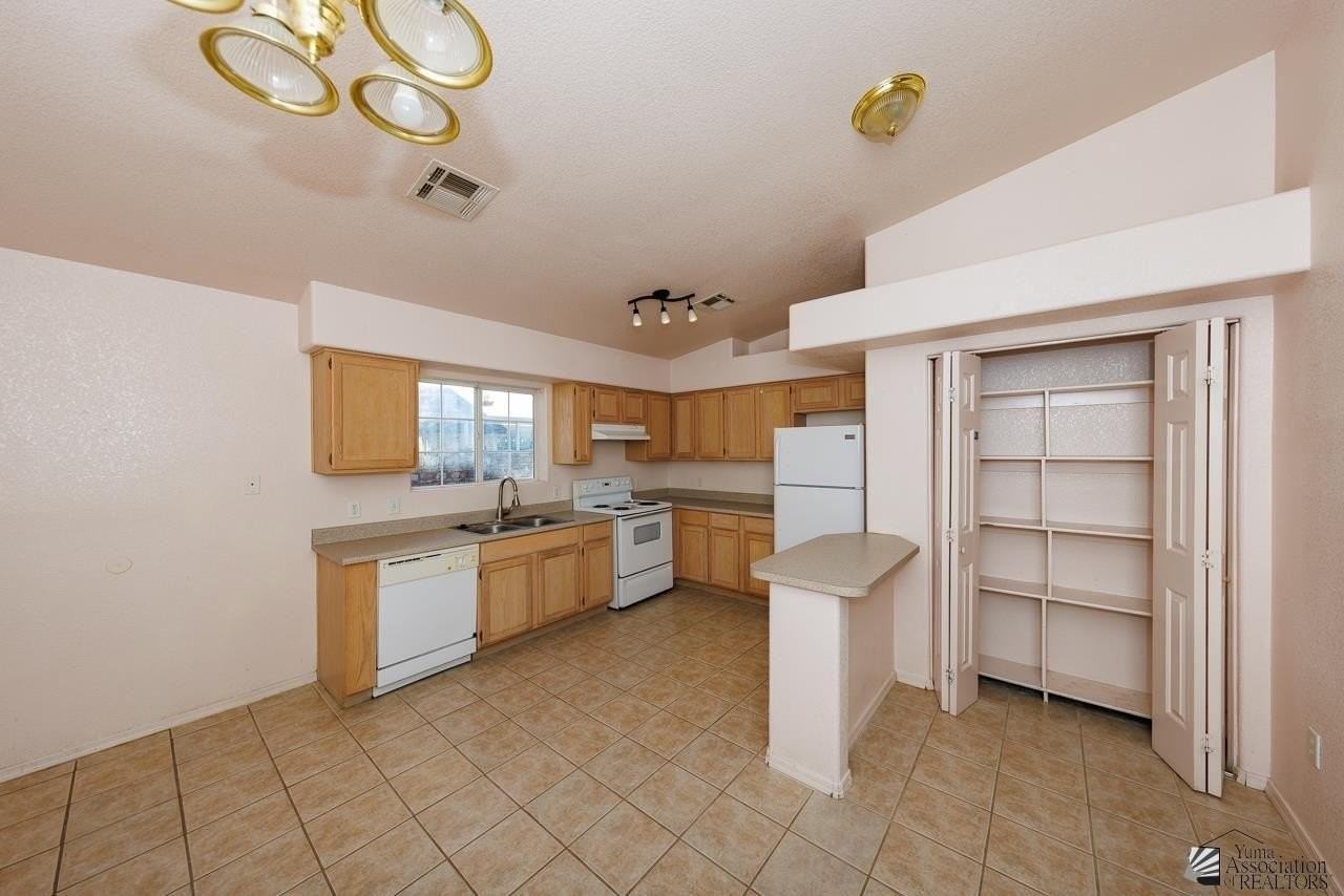 9672 E 38th St - Photo 6 of 21