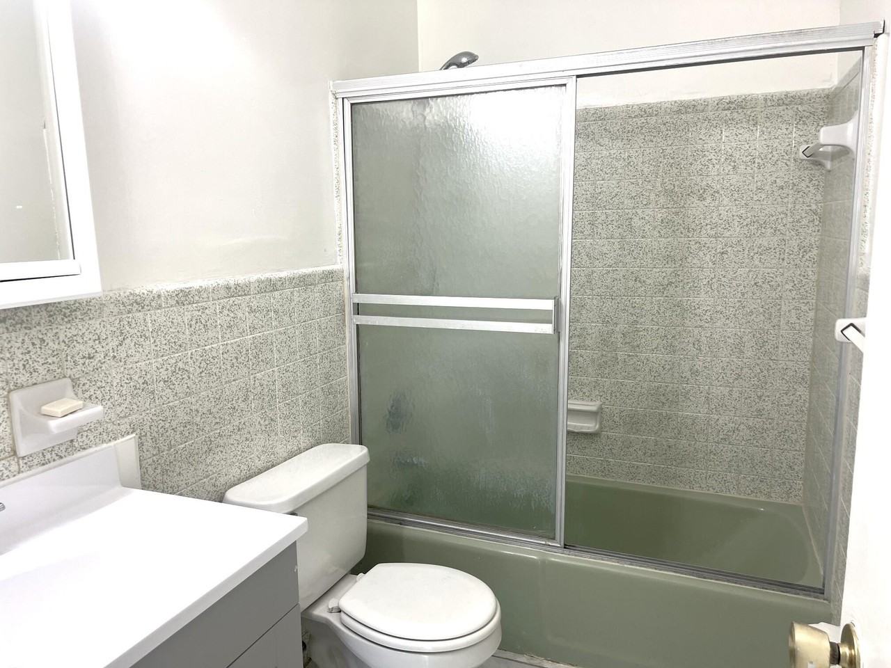 886 Ne 35th St #1 - Photo 5 of 6