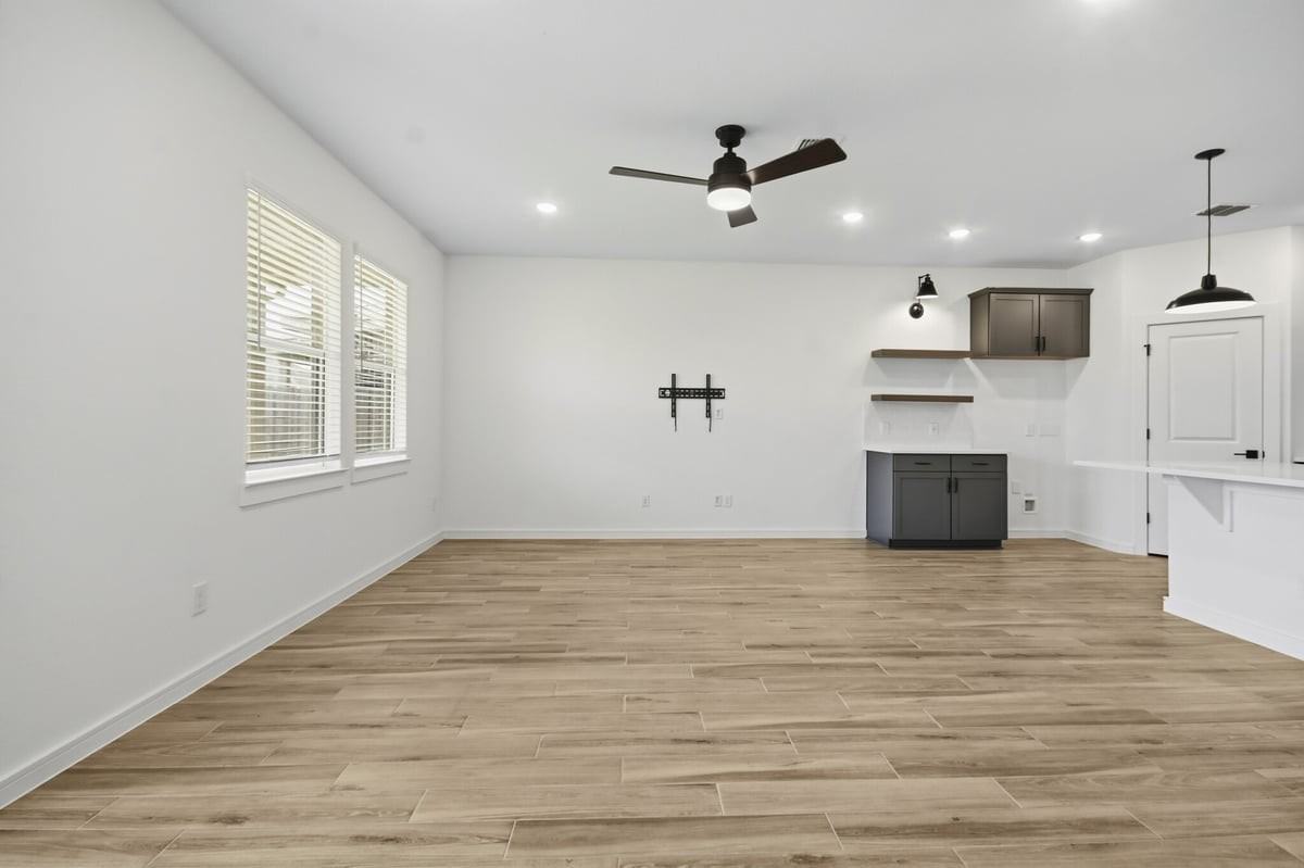8427 Bay Ridge Cir - Photo 3 of 26