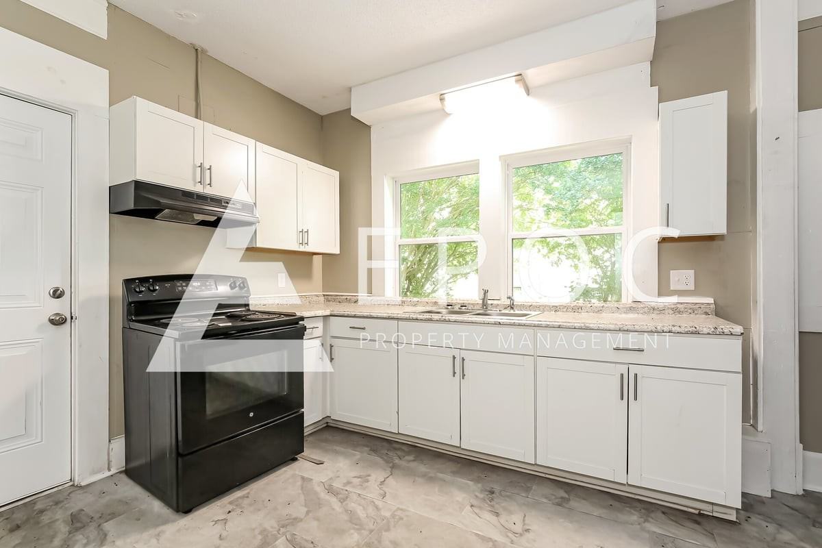731 S Broad St - Photo 4 of 16