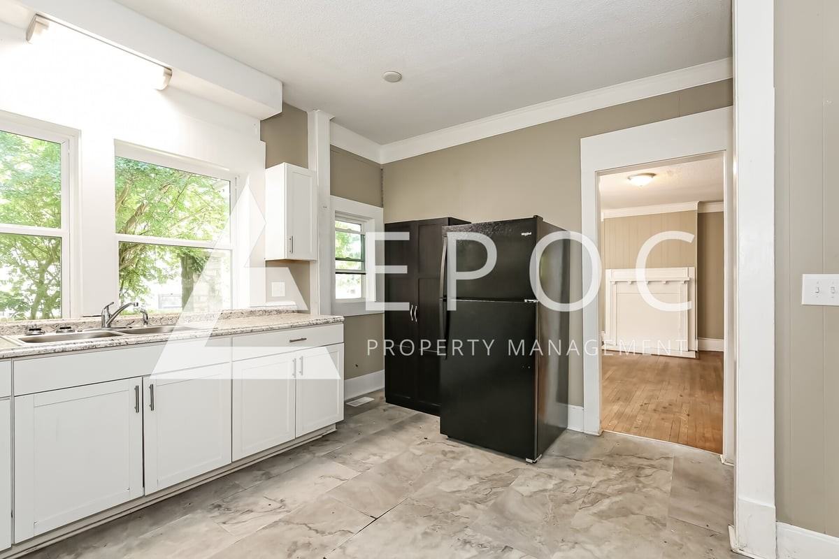 731 S Broad St - Photo 5 of 16
