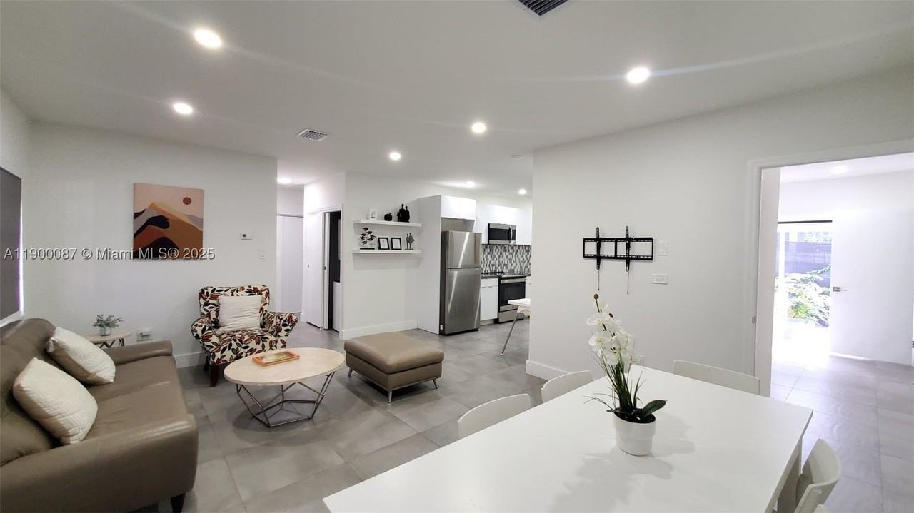 510 Ne 66th St #1 - Photo 5 of 33