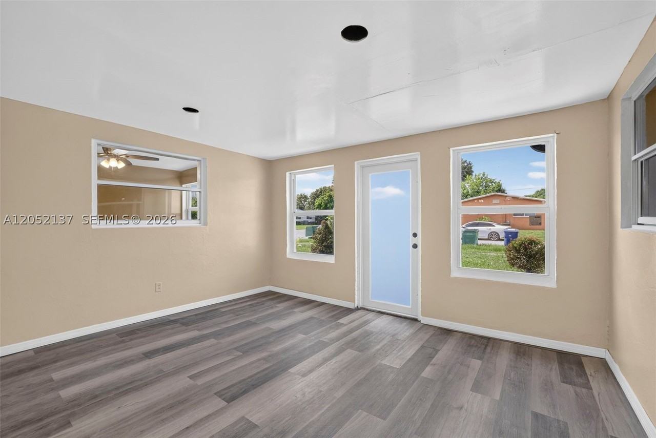 4351 Nw 25th St - Photo 3 of 29