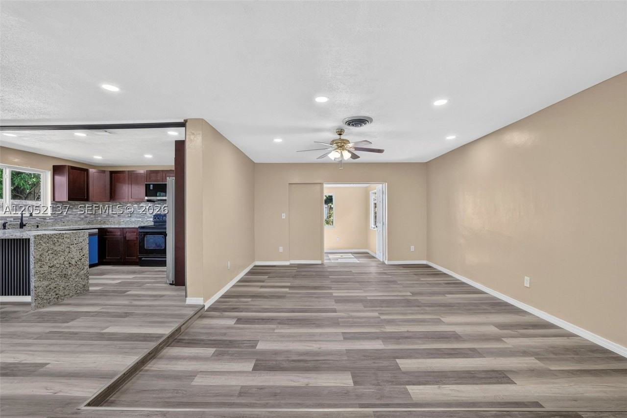 4351 Nw 25th St - Photo 4 of 29