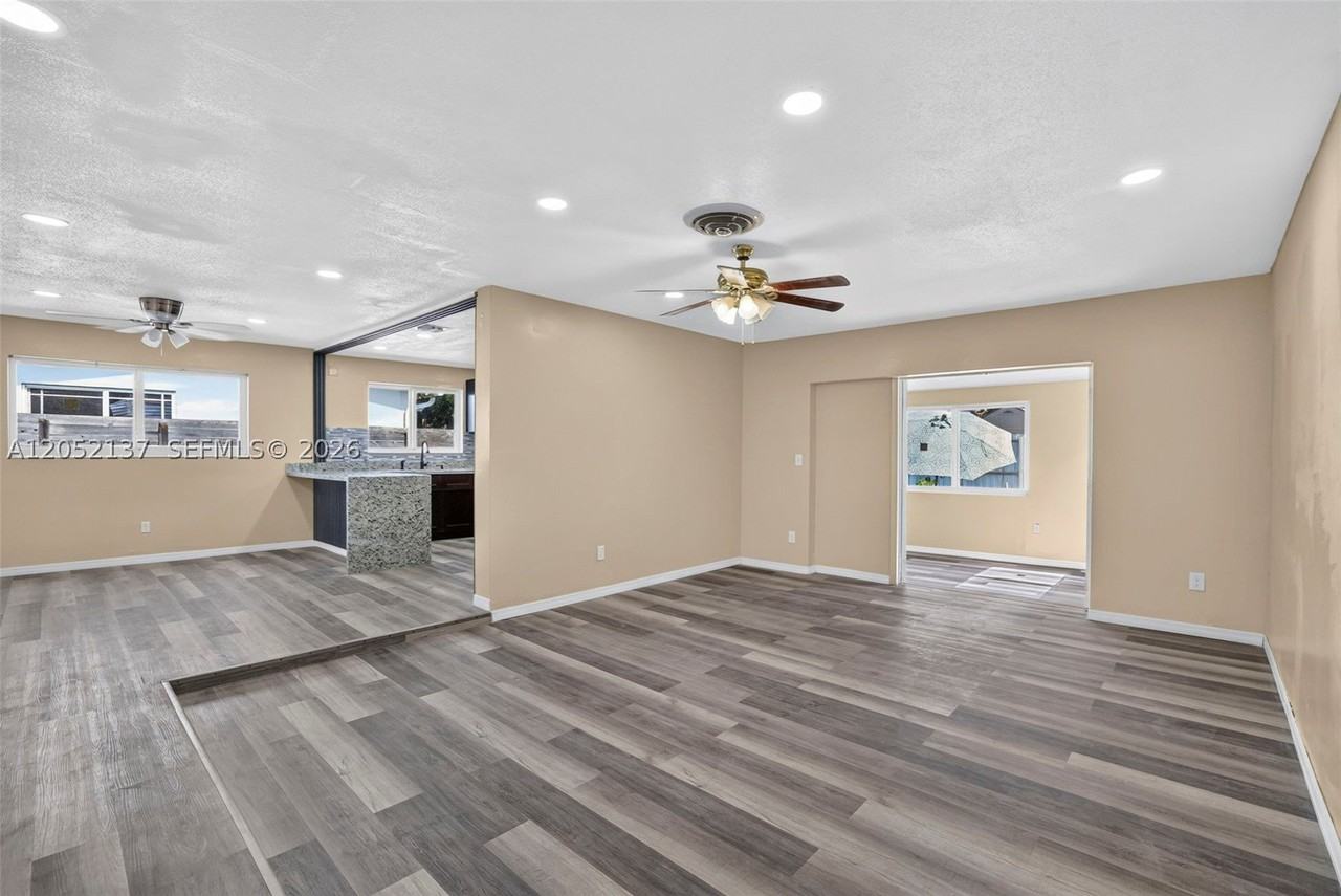 4351 Nw 25th St - Photo 5 of 29