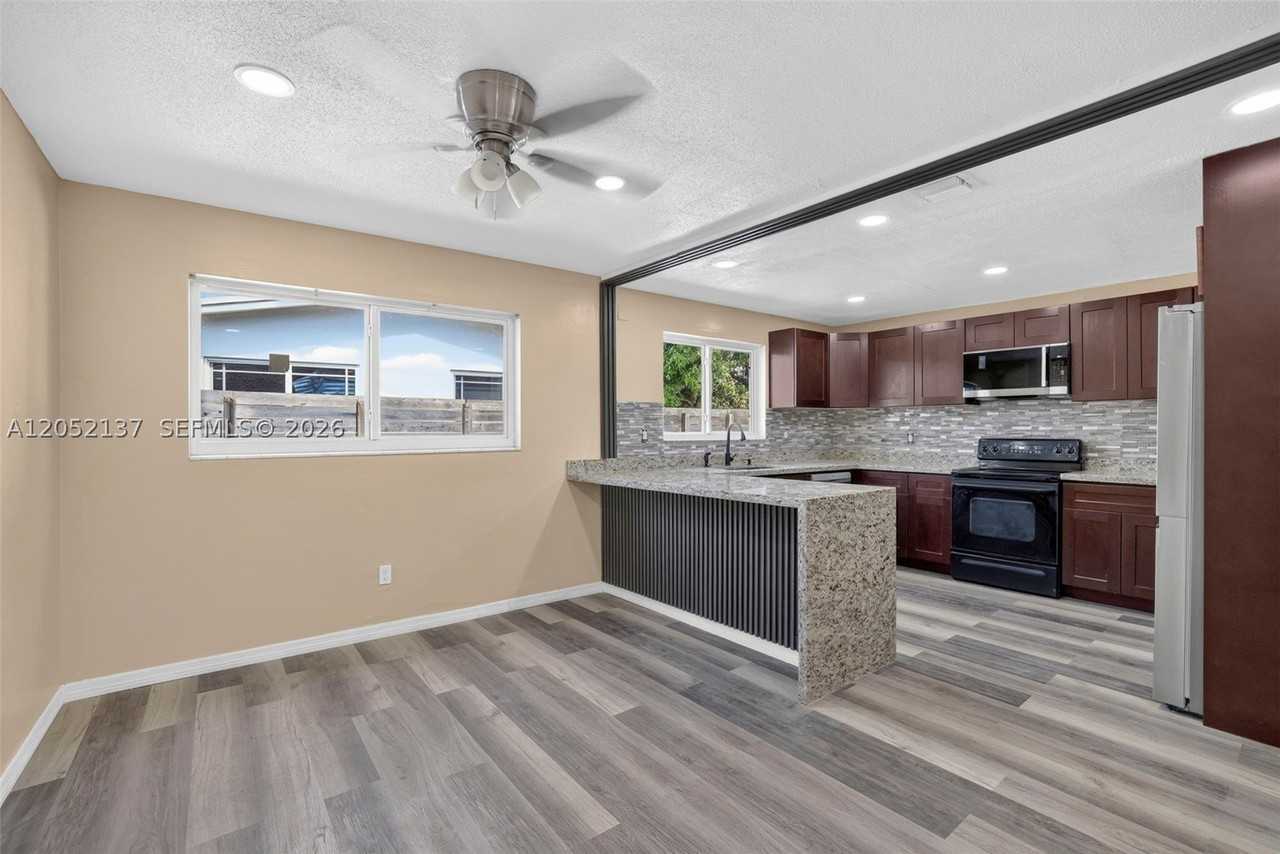 4351 Nw 25th St - Photo 6 of 29