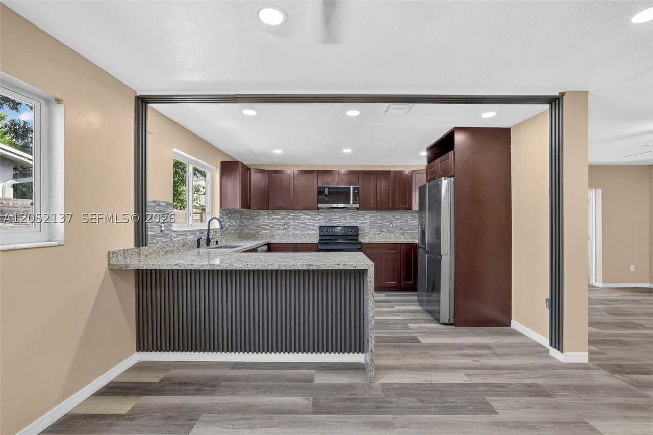 4351 Nw 25th St - Photo 7 of 29