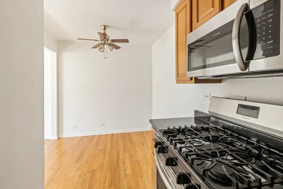 112 Surrey Dr - Photo 2 of 15
