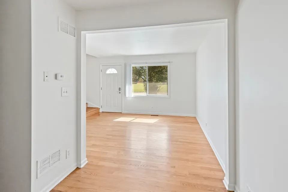 112 Surrey Dr - Photo 4 of 15