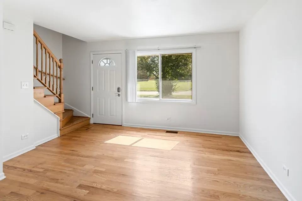 112 Surrey Dr - Photo 5 of 15