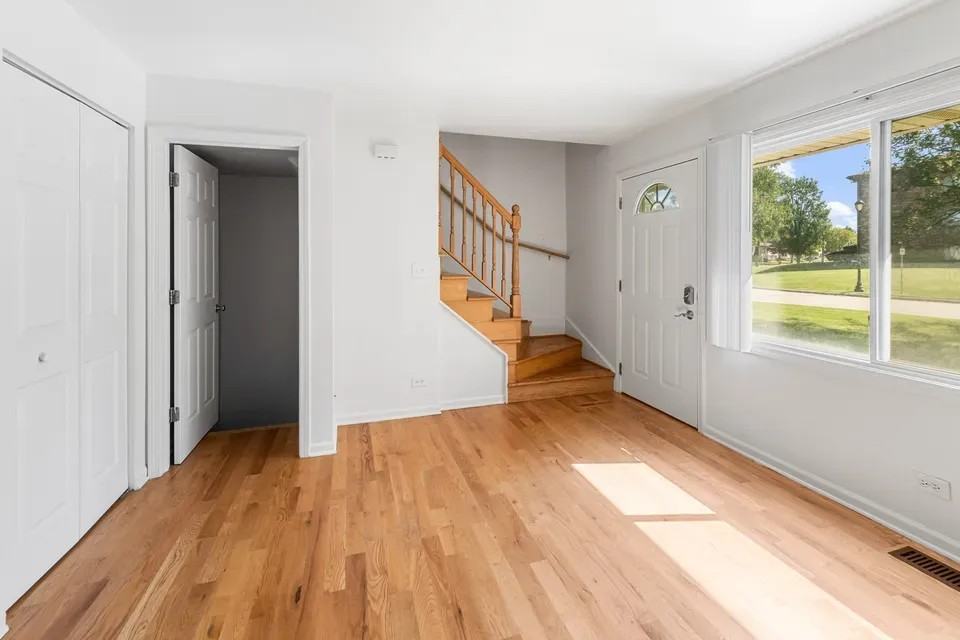 112 Surrey Dr - Photo 7 of 15