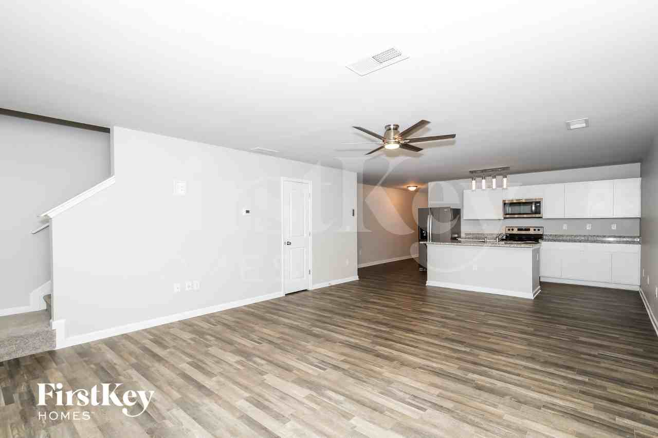 2550 Wood Bend Ln - Photo 4 of 18