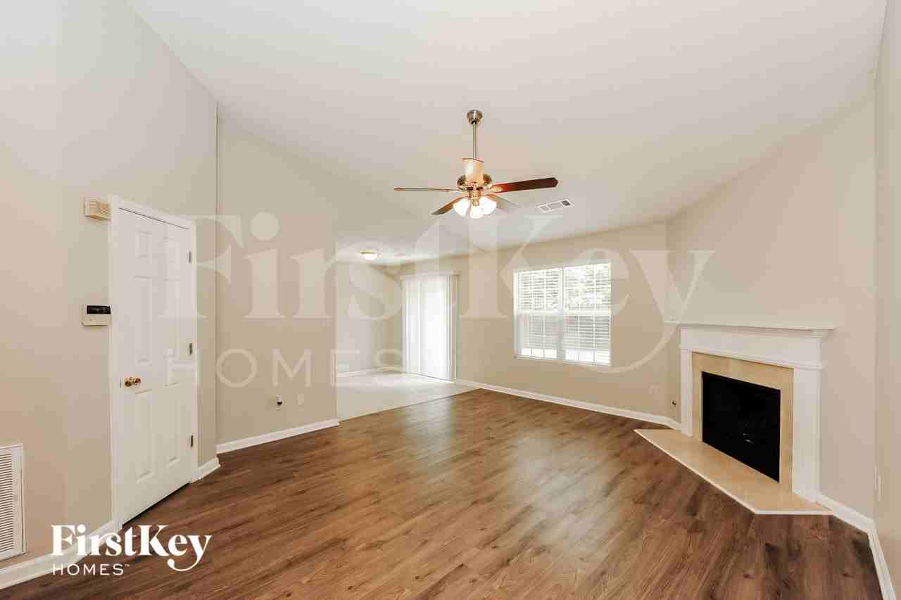 5255 Hillcrest Glenn Dr - Photo 3 of 18