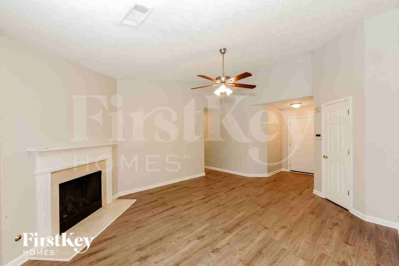 5255 Hillcrest Glenn Dr - Photo 4 of 18
