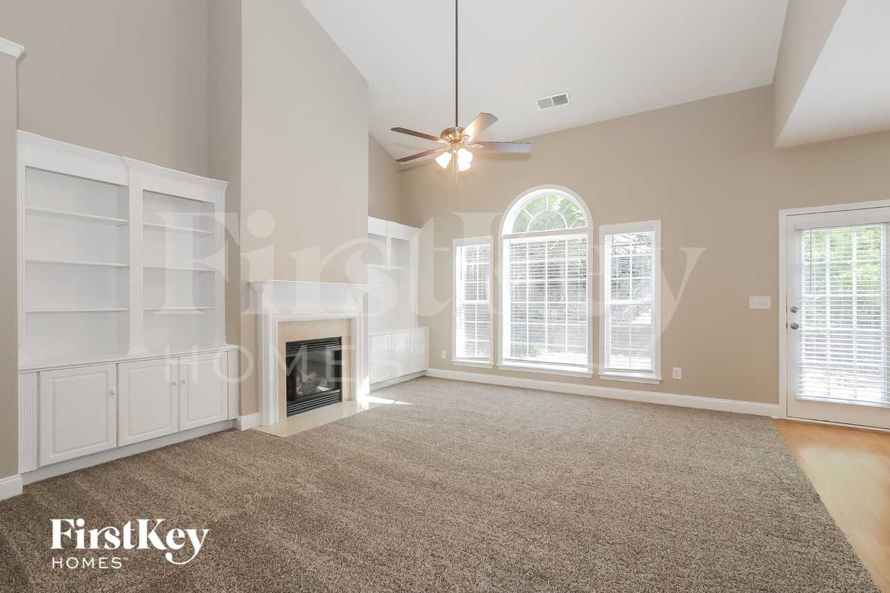 495 Roland Manor Dr - Photo 2 of 18
