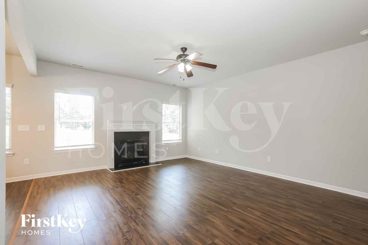 727 Hot Springs Trl - Photo 2 of 18