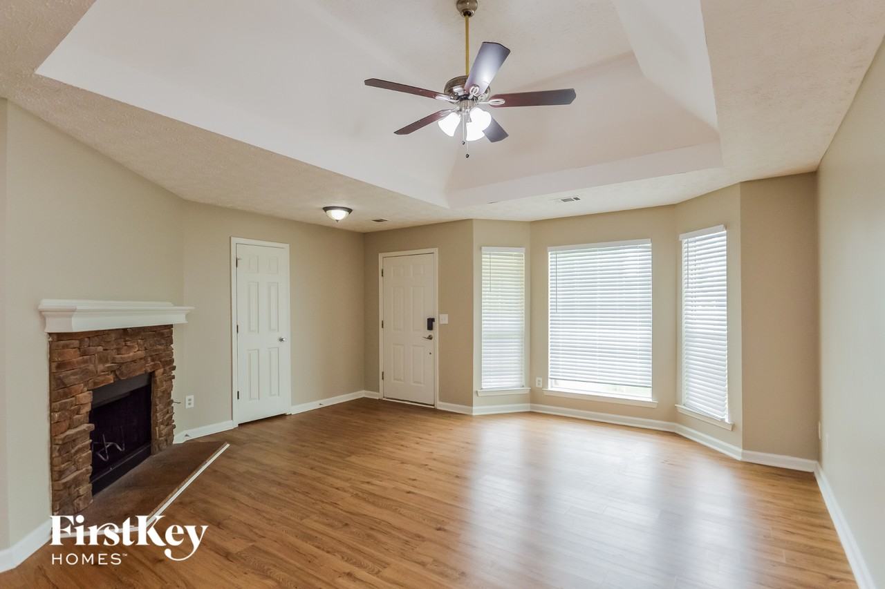 220 Lakefront Dr - Photo 3 of 15