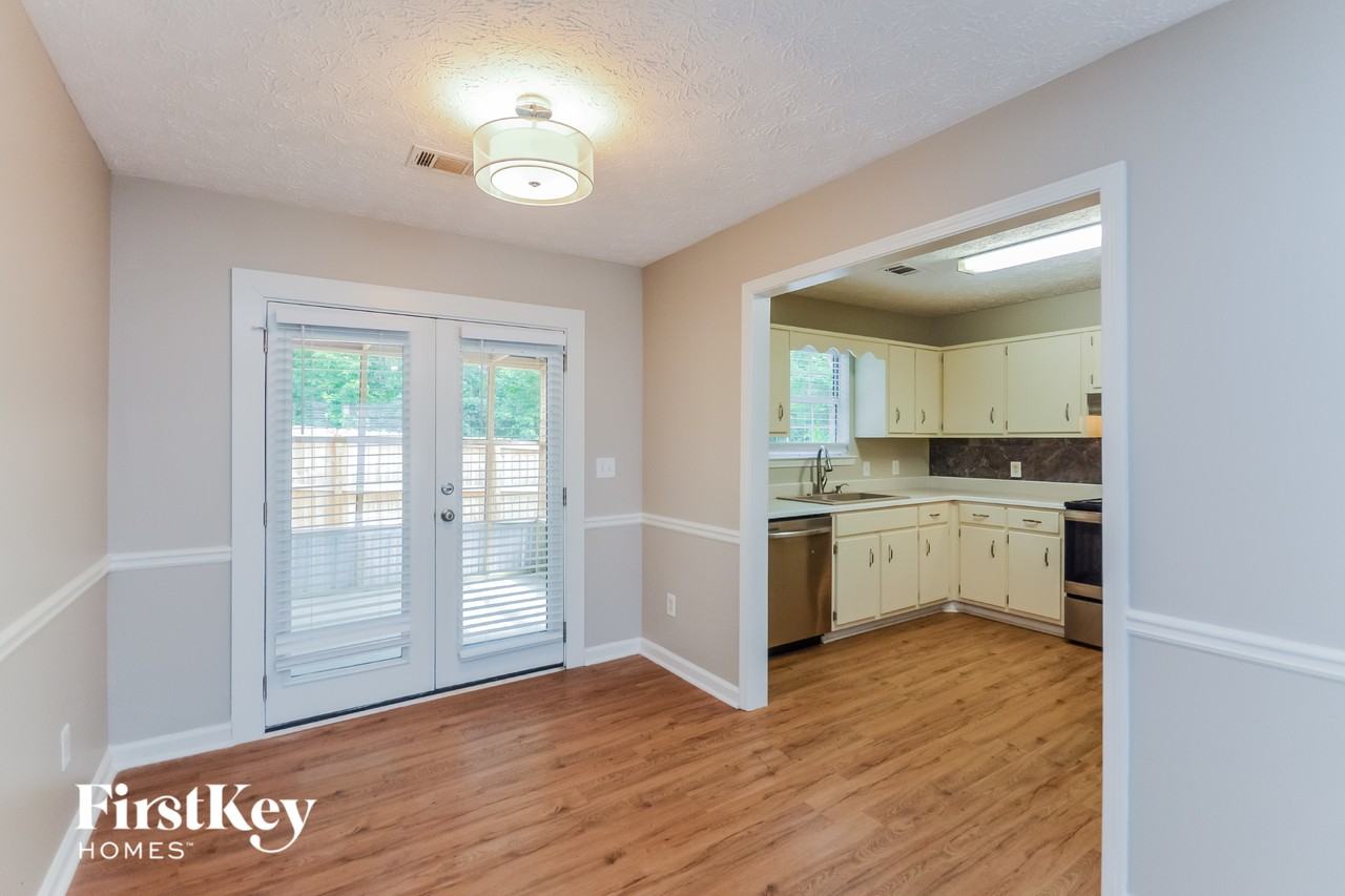 220 Lakefront Dr - Photo 4 of 15