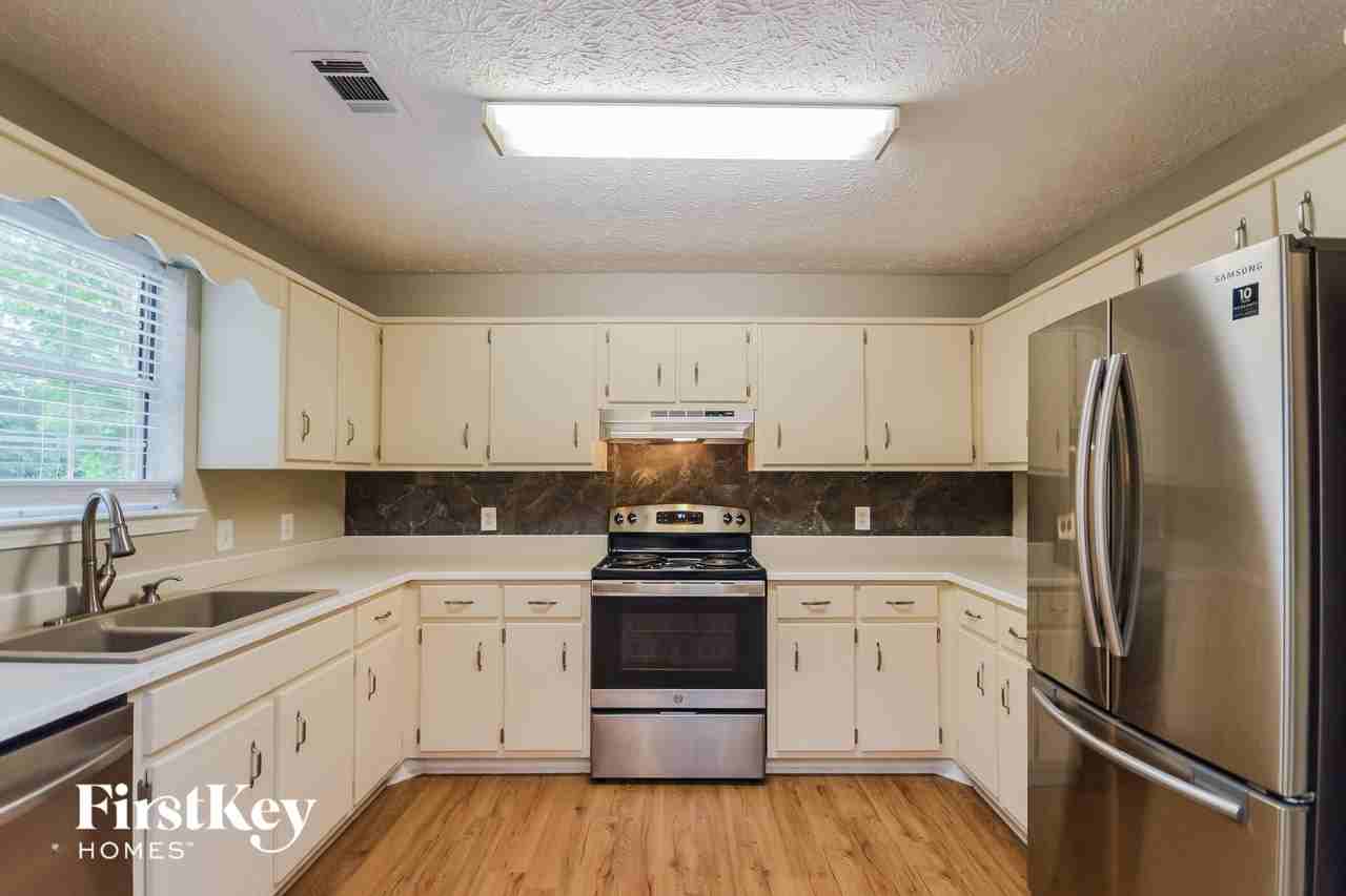 220 Lakefront Dr - Photo 5 of 15