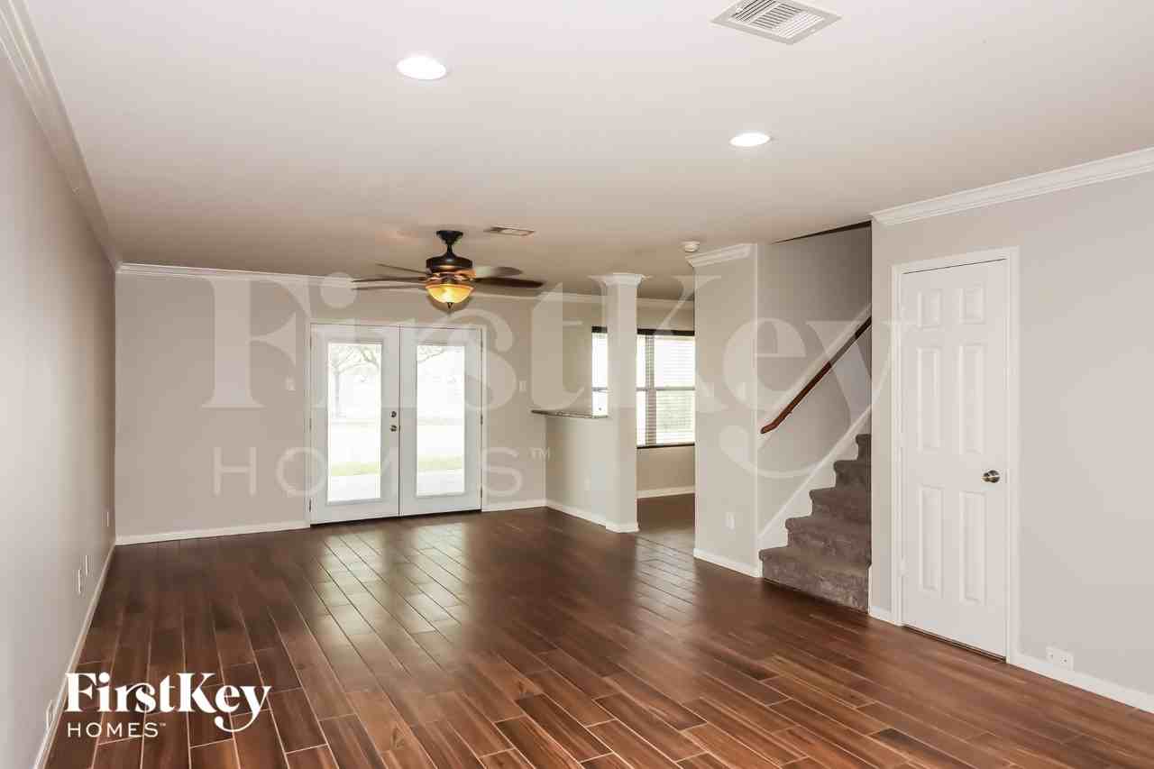 5631 Cinnamon Lake Dr - Photo 4 of 15
