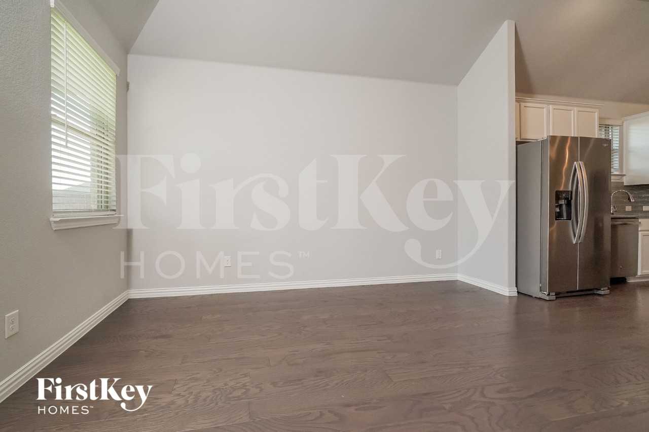 705 Bluebird Way - Photo 3 of 15