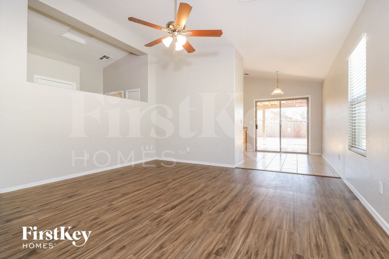 14805 W Redfield Rd - Photo 4 of 15