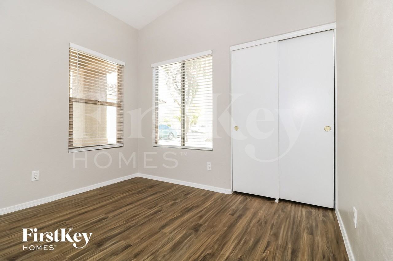 14805 W Redfield Rd - Photo 5 of 15