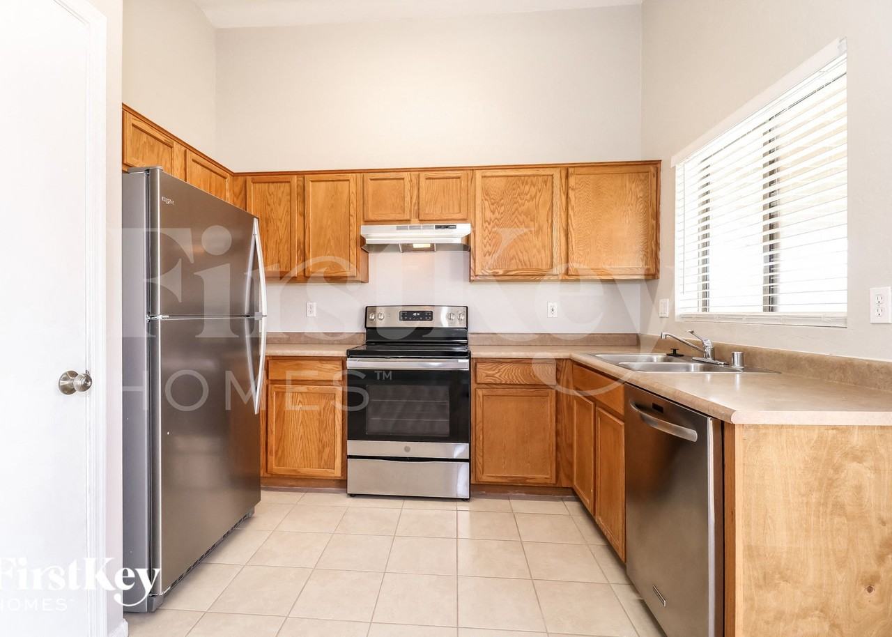 14805 W Redfield Rd - Photo 7 of 15