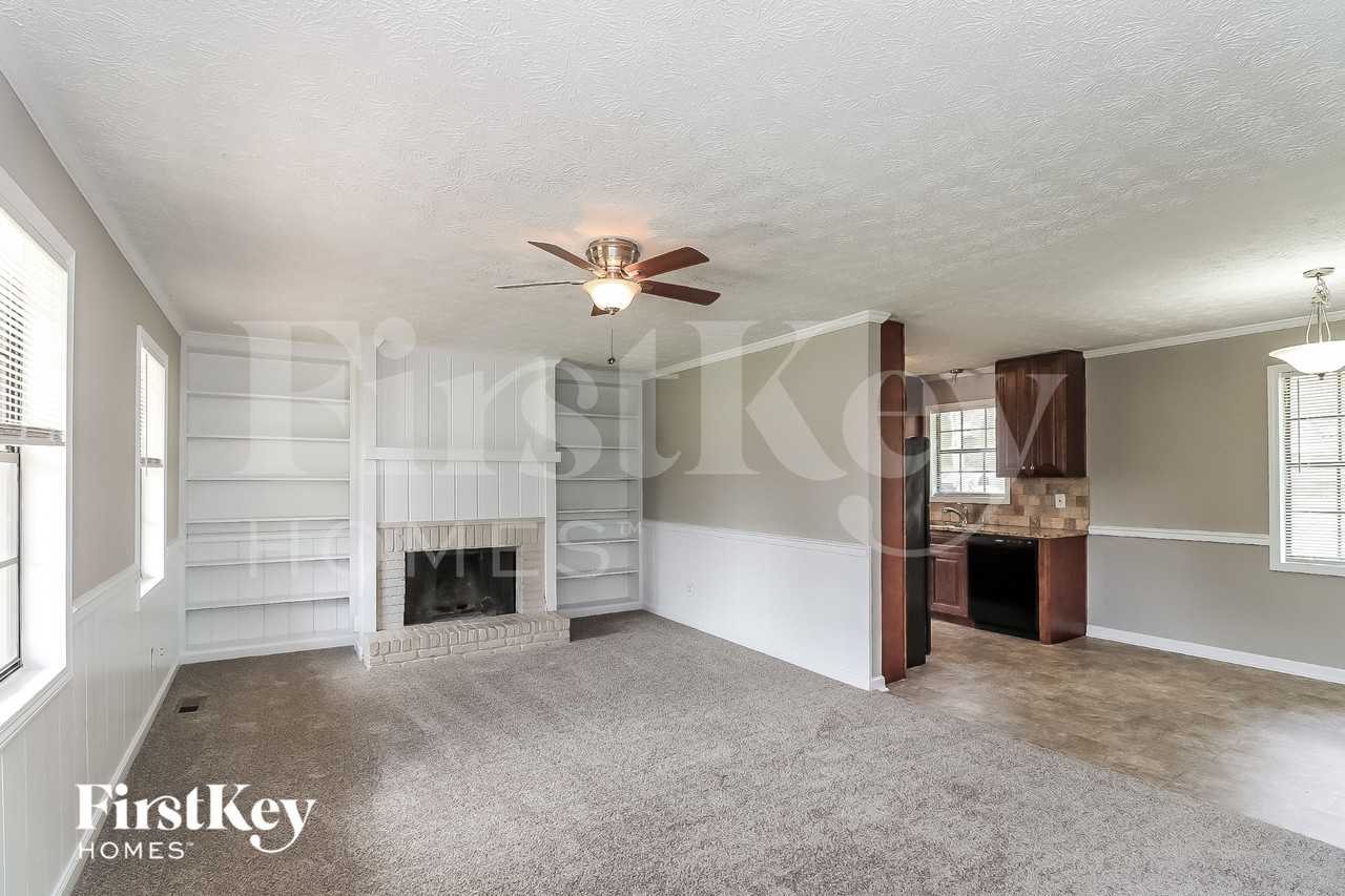 3762 Cambridge Dr Sw - Photo 3 of 18