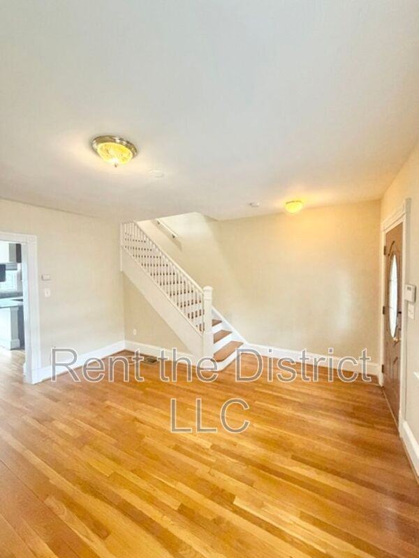 1114 Abbey Pl Ne - Photo 2 of 20
