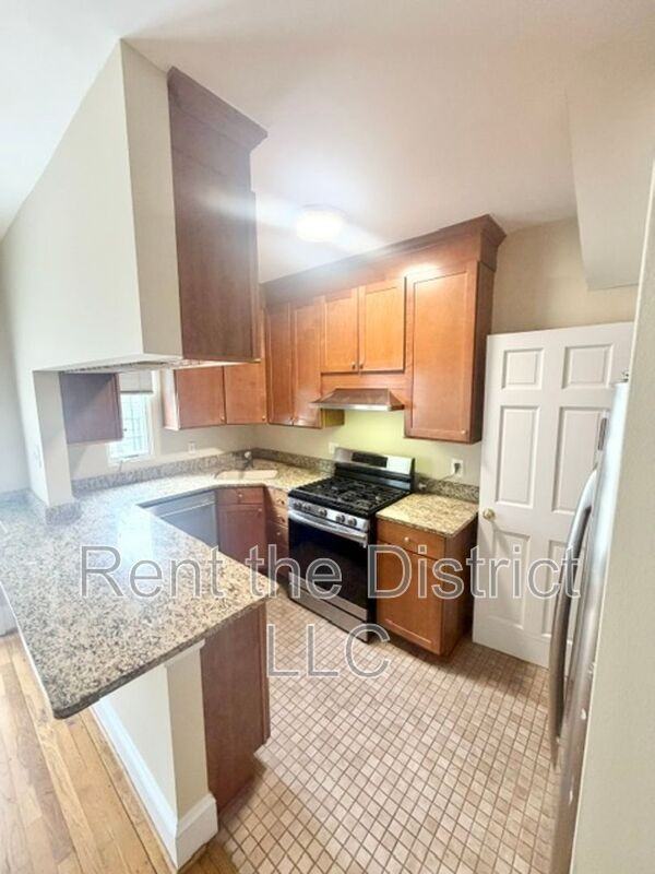 1114 Abbey Pl Ne - Photo 5 of 20