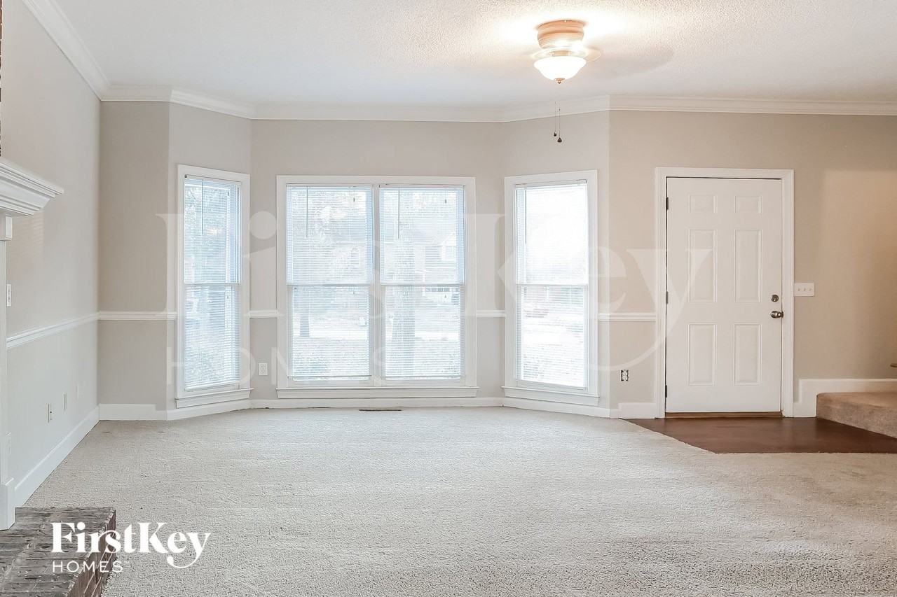 5300 Oglethorpe Ct - Photo 4 of 15