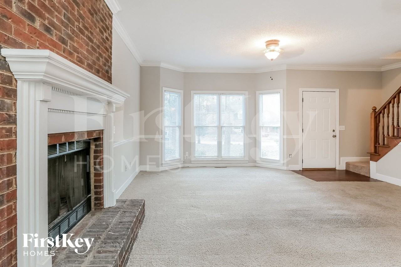 5300 Oglethorpe Ct - Photo 5 of 15