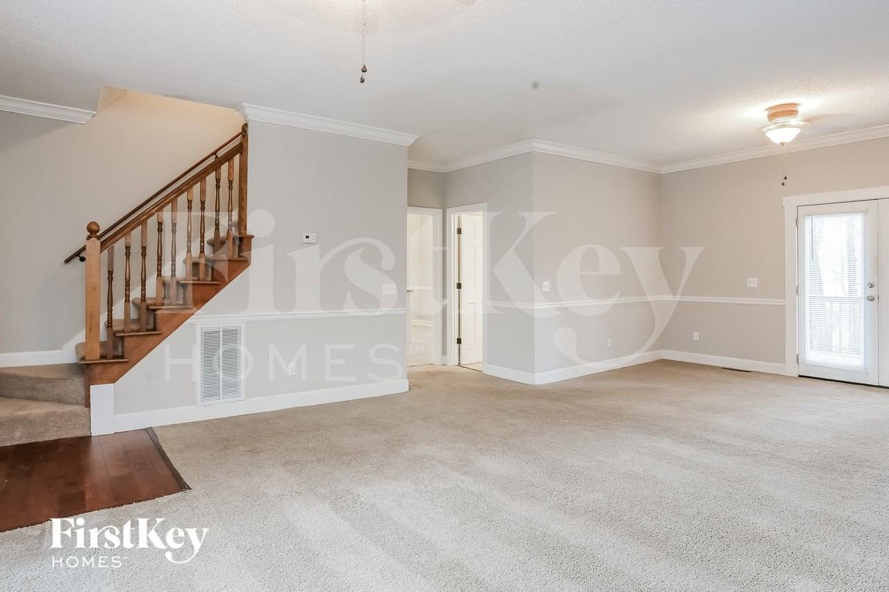 5300 Oglethorpe Ct - Photo 7 of 15