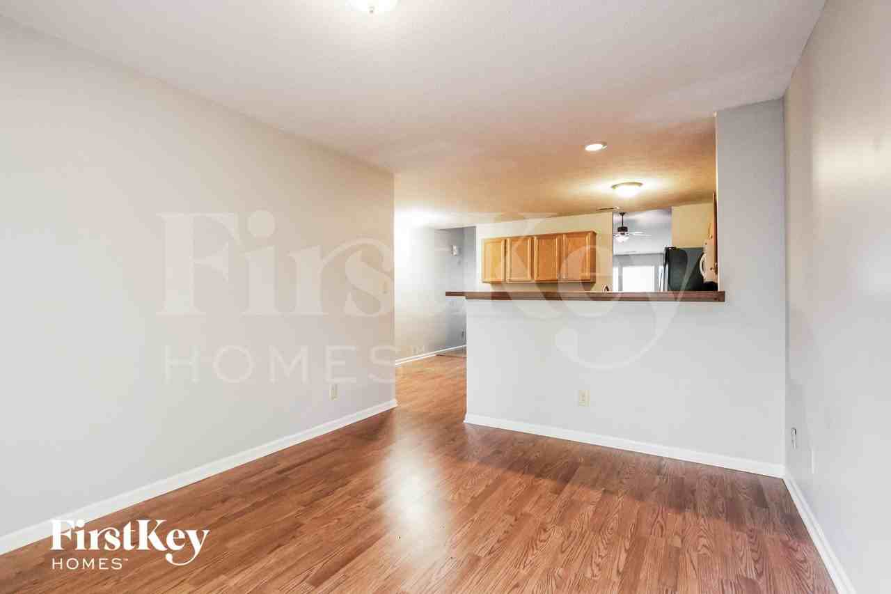 41 Knoll Ln - Photo 4 of 15