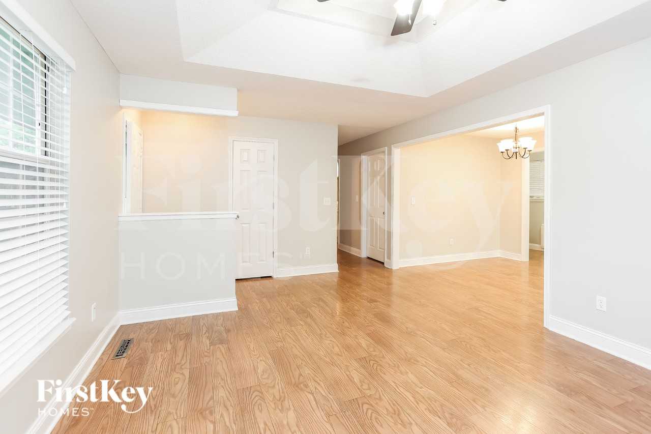 308 Oak St W - Photo 2 of 18