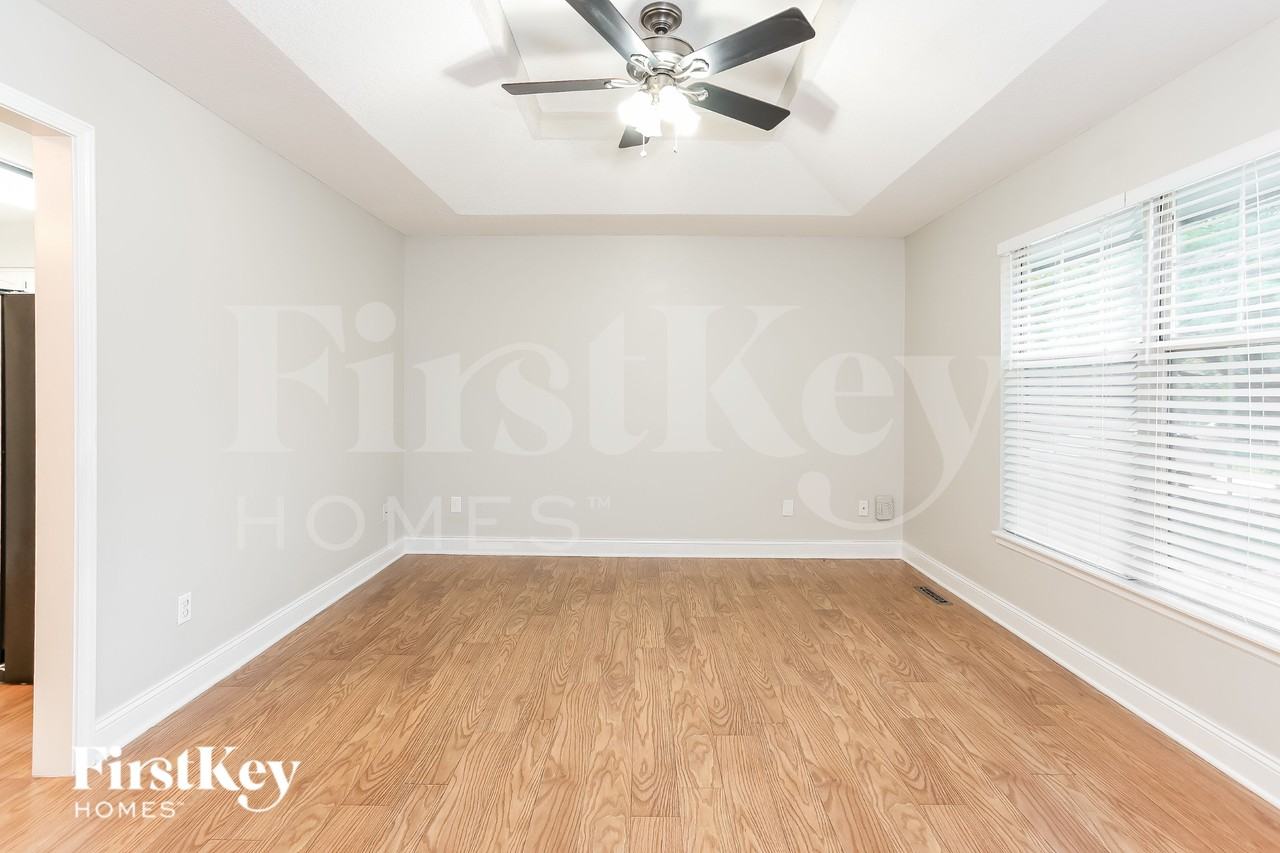 308 Oak St W - Photo 4 of 18