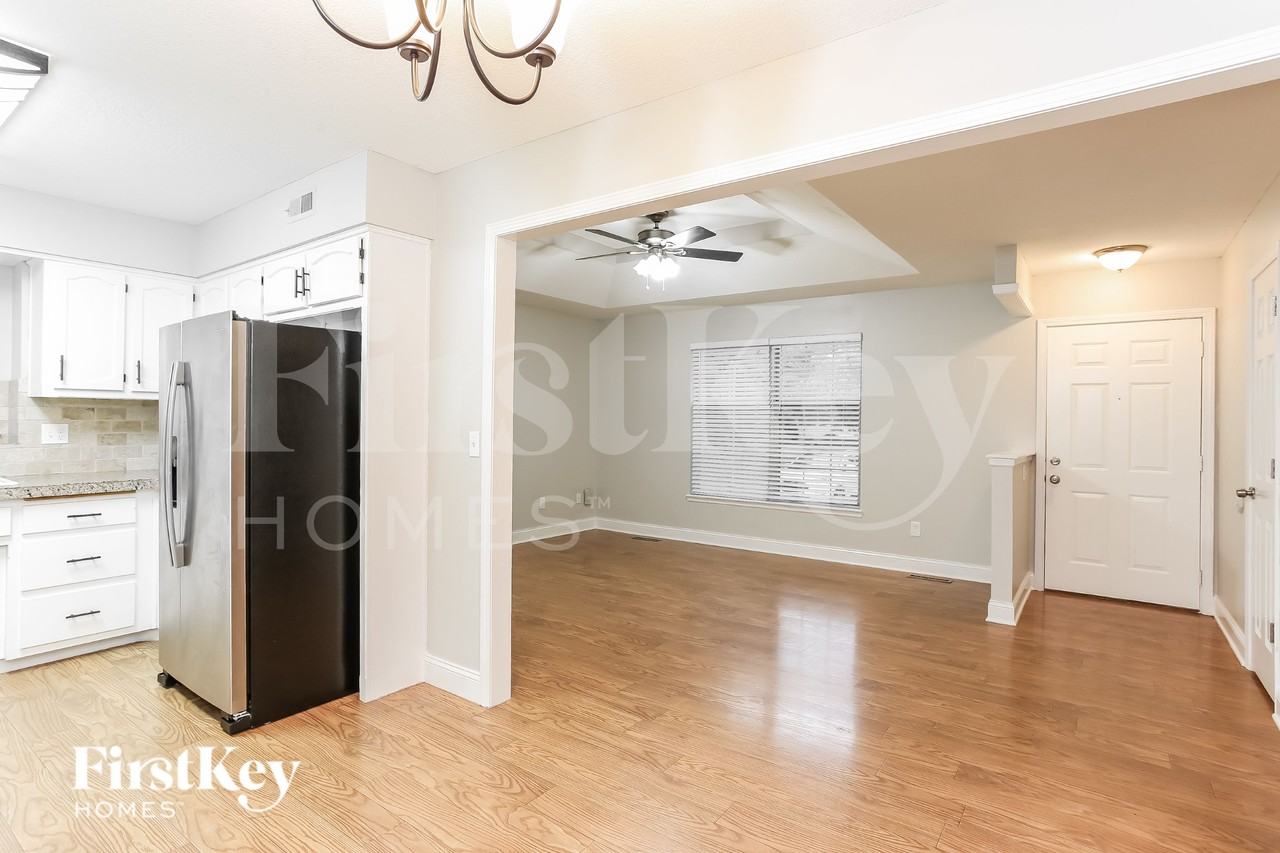 308 Oak St W - Photo 6 of 18