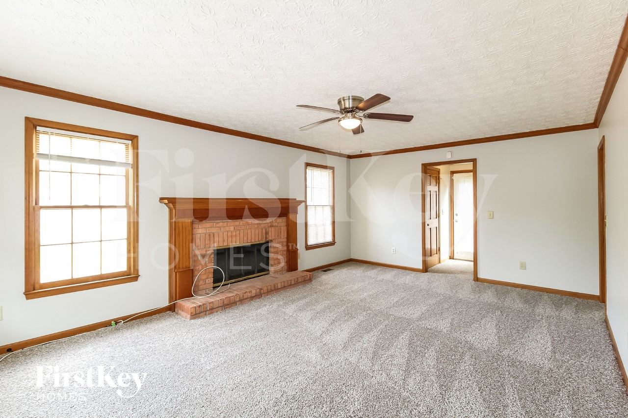1845 Rockside Ln - Photo 3 of 18