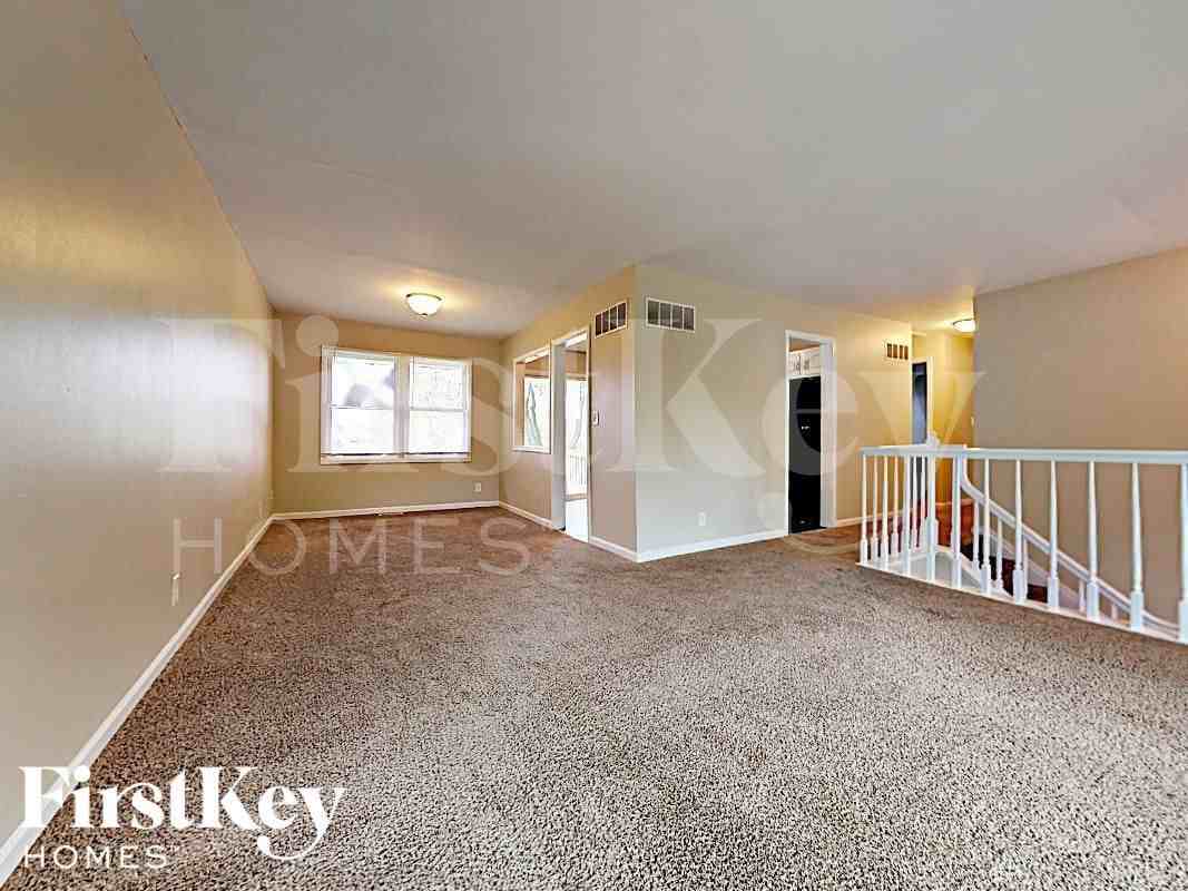1838 Ashwood Ln - Photo 3 of 17