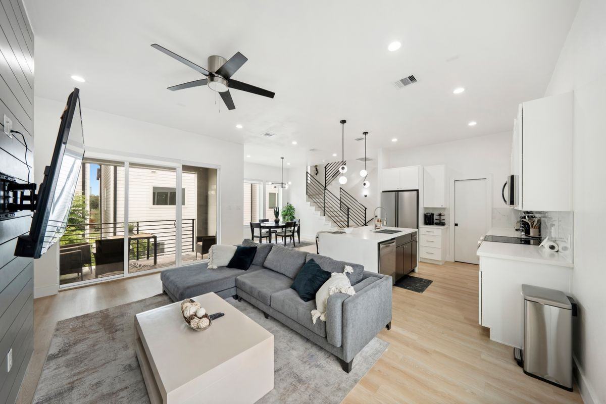 3010 Delano St - Photo 2 of 21